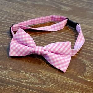 Pink and white adjustable bow tie for pets